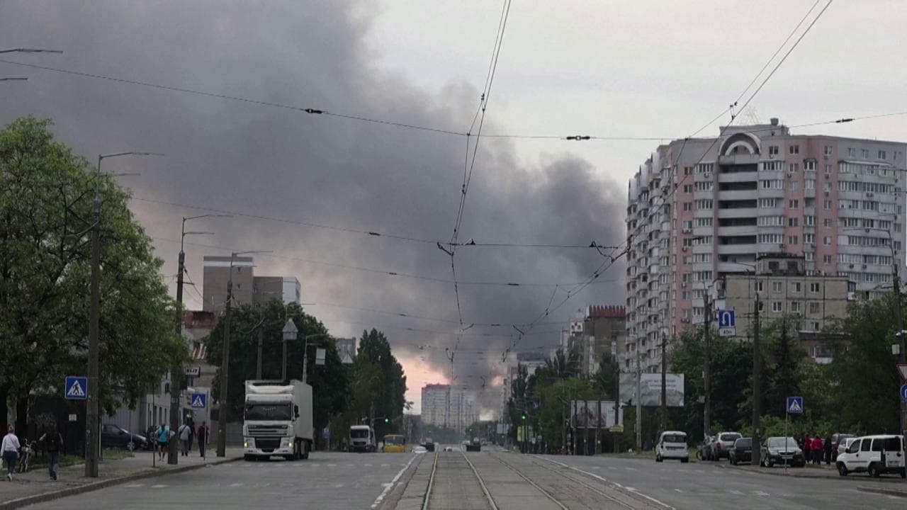 Esplosioni a Kiev: un missile a bassa quota colpisce la capitale. Le immagini delle colonne di fumo