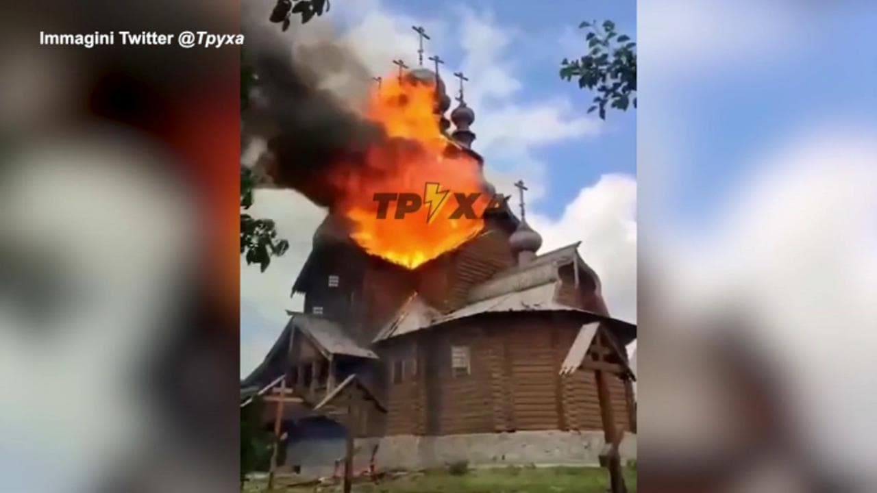 Sviatohirsk, le fiamme distruggono la più grande chiesa ortodossa in legno dell'Ucraina