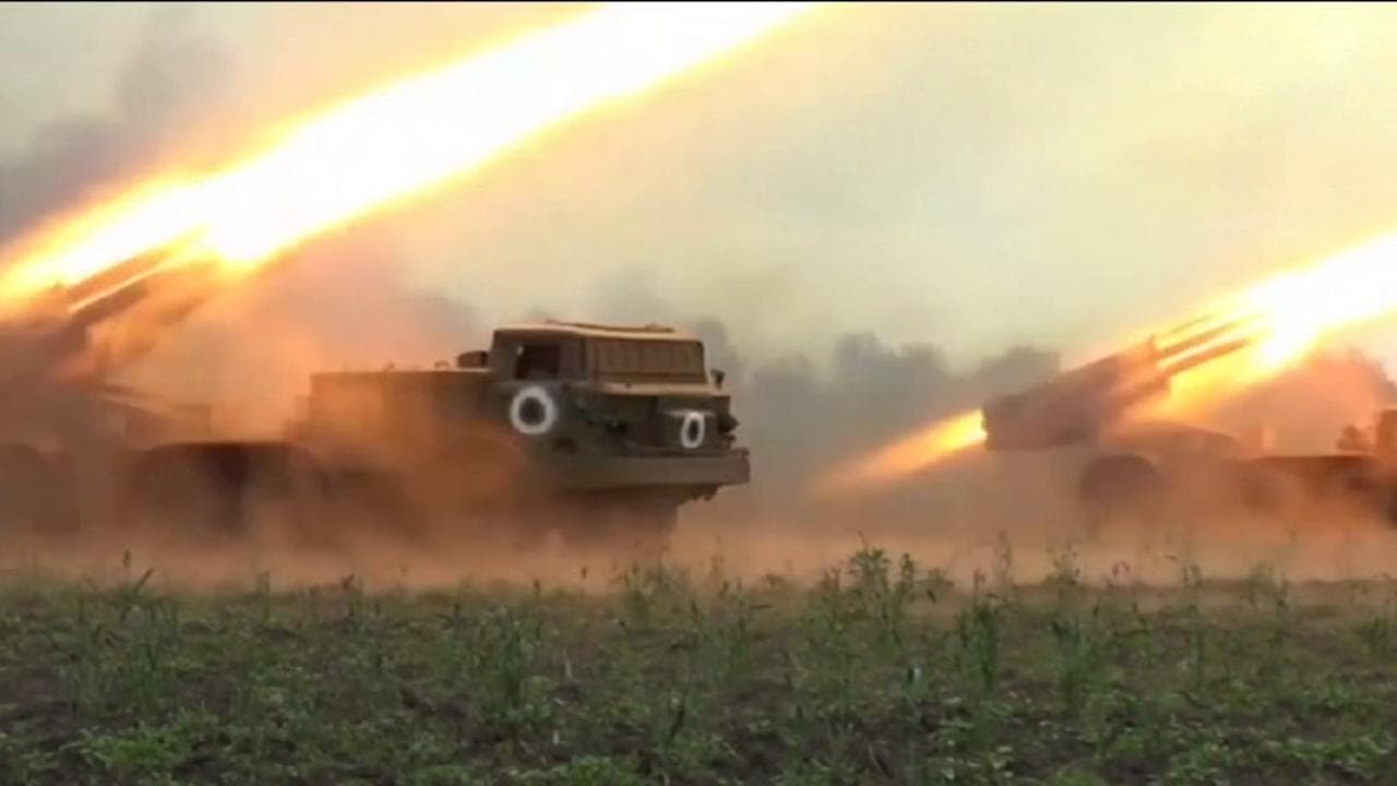 I lanciarazzi Uragan entrano in azione: l'artiglieria di Mosca bombarda strutture militari ucraine