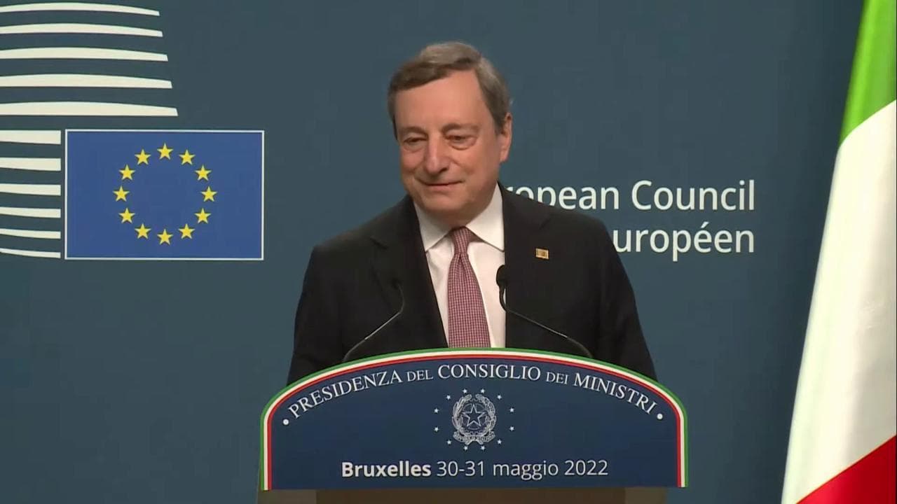 "Invece era embargo del petrolio... no, perché mi faceva delle facce". Il siparietto di Draghi al Consiglio europeo