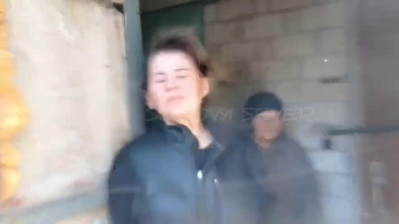 La bomba irrompe nel saluto dalla città assediata