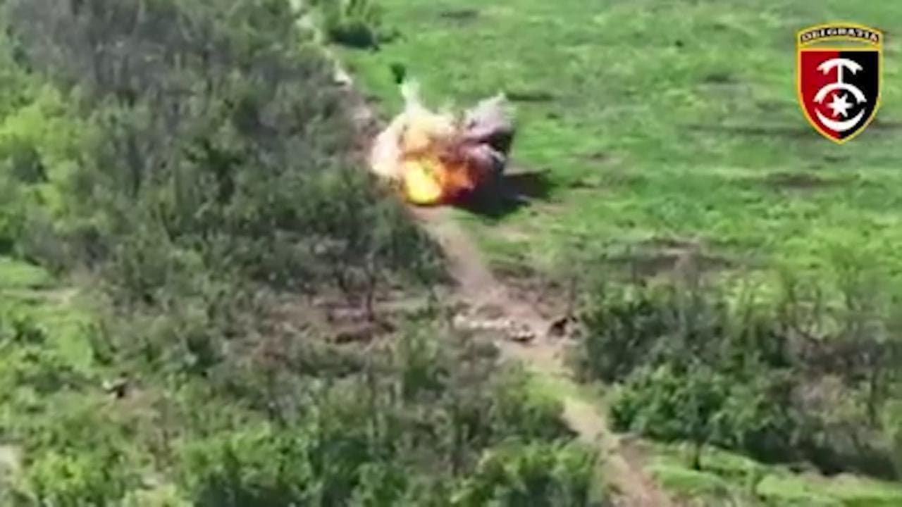 Il tank russo cade nella trappola degli ucraini: costretto a cambiare strada finisce sopra una mina