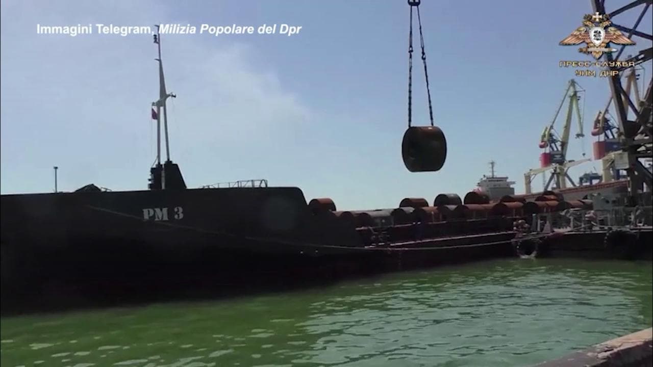 Mariupol, partita dal porto la prima nave cargo con un carico di metallo