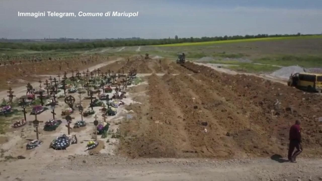 Mariupol, il video del drone sul cimitero mostra le prove delle presunte sepolture di massa