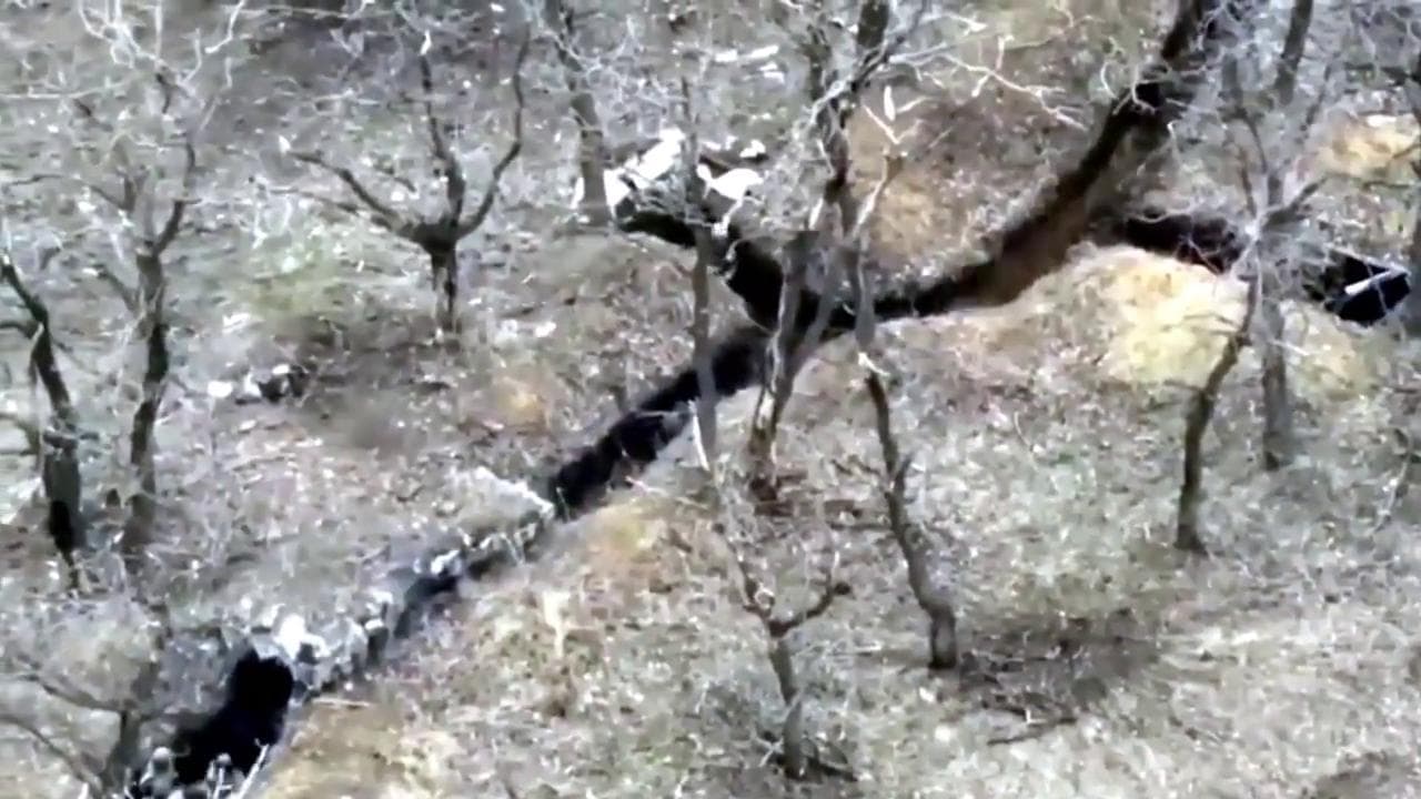 Da solo contro i russi: la disperata resistenza in trincea del soldato ucraino assediato da granate