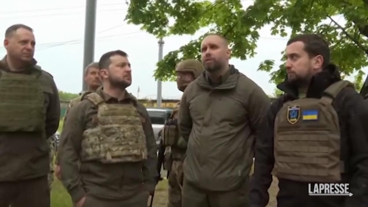 Ucraina, Zelensky lascia Kiev per la prima volta e visita Kharkiv: doni e premi alle truppe