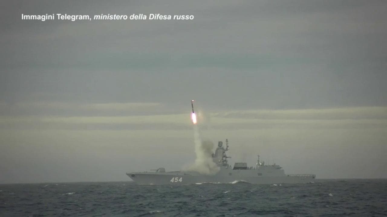 Russia lancia missile ipersonico Tsirkon: "Test riuscito: ha centrato obiettivo a mille chilometri"