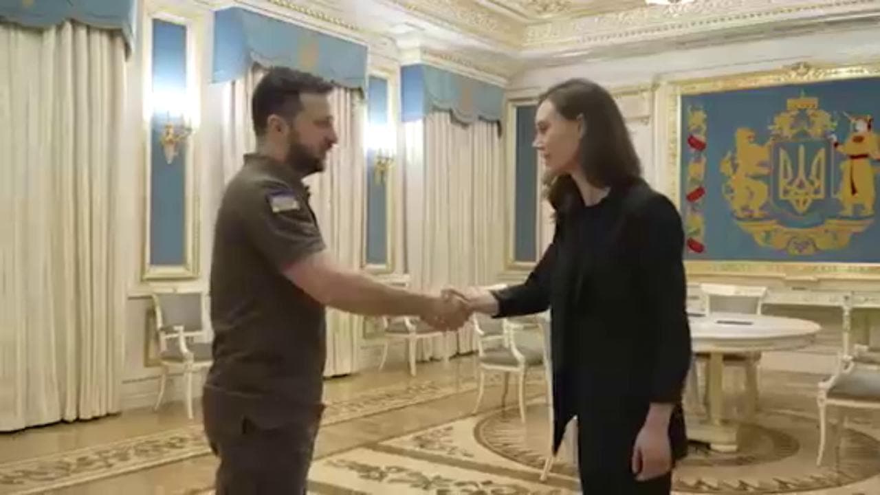 Il momento dell'incontro tra Volodymyr Zelensky e Sanna Marin a Kiev