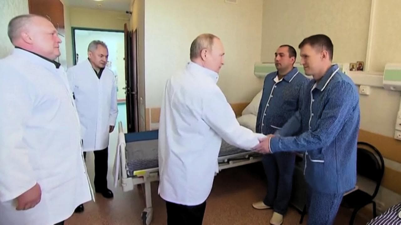 Mosca, Putin visita in ospedale i soldati russi feriti: "Sono tutti eroi"