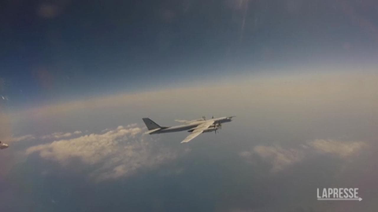 Bombardieri nucleari russi e cinesi volano sul Mar del Giappone mentre Biden è a Tokyo