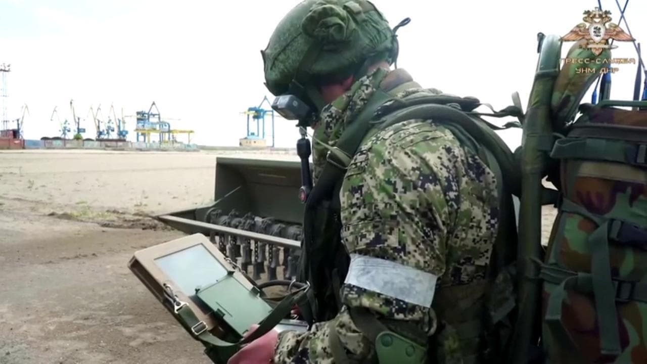 Nella Mariupol conquistata dall'esercito russo: i genieri individuano le mine e le fanno brillare