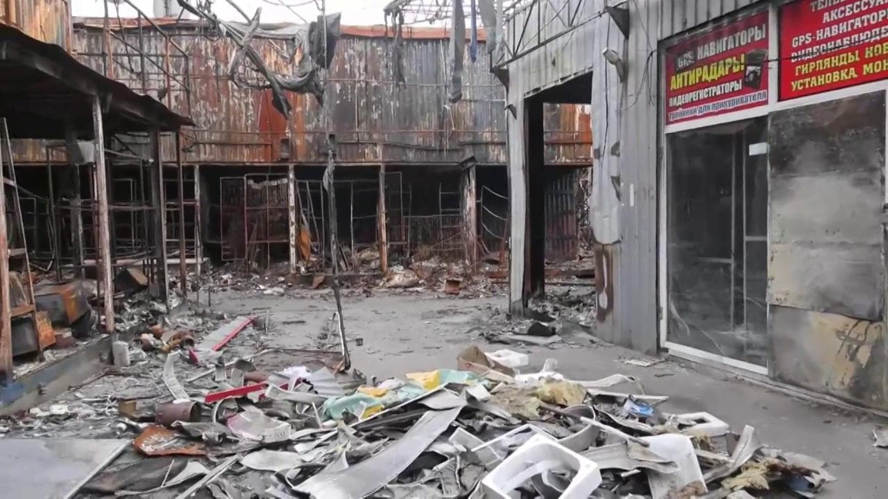 Macerie e distruzione: ecco cosa rimane del mercato più grande d'Ucraina dopo i bombardamenti russi