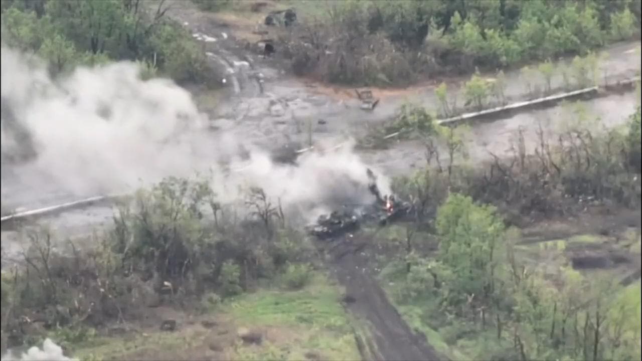 I tank ucraini sotto il tiro dei cannoni