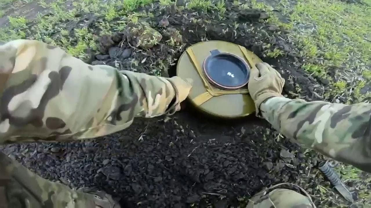 I soldati ucraini creano un campo minato causando la distruzione del blindato russo