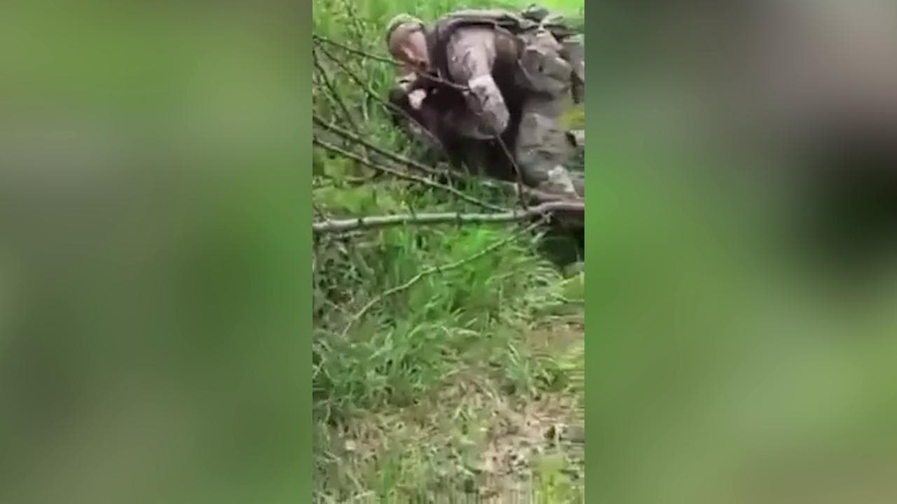 Il soldato russo picchia e terrorizza i prigionieri ucraini