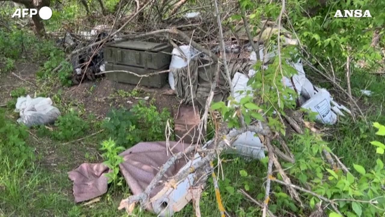 La ritirata dei soldati russi: scoperte le postazioni militari abbandonate nei pressi di Kharkiv