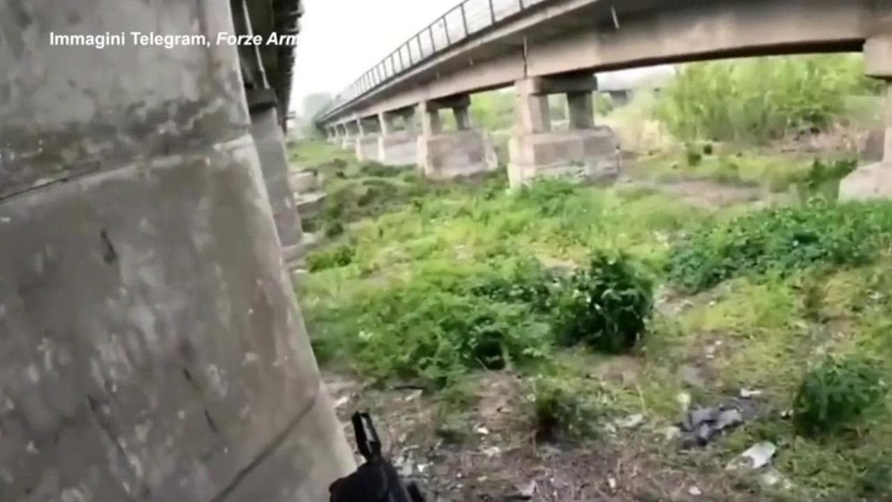 Ucraina, ecco come l'esercito di Kiev mina e fa saltare un ponte  nel Lugansk per fermare i russi