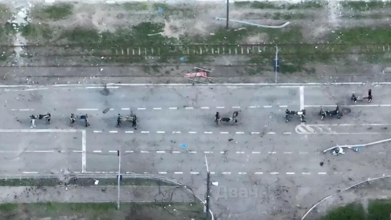 Azovstal, le riprese dall'alto mostrano la lunga colonna di barelle con i soldati feriti