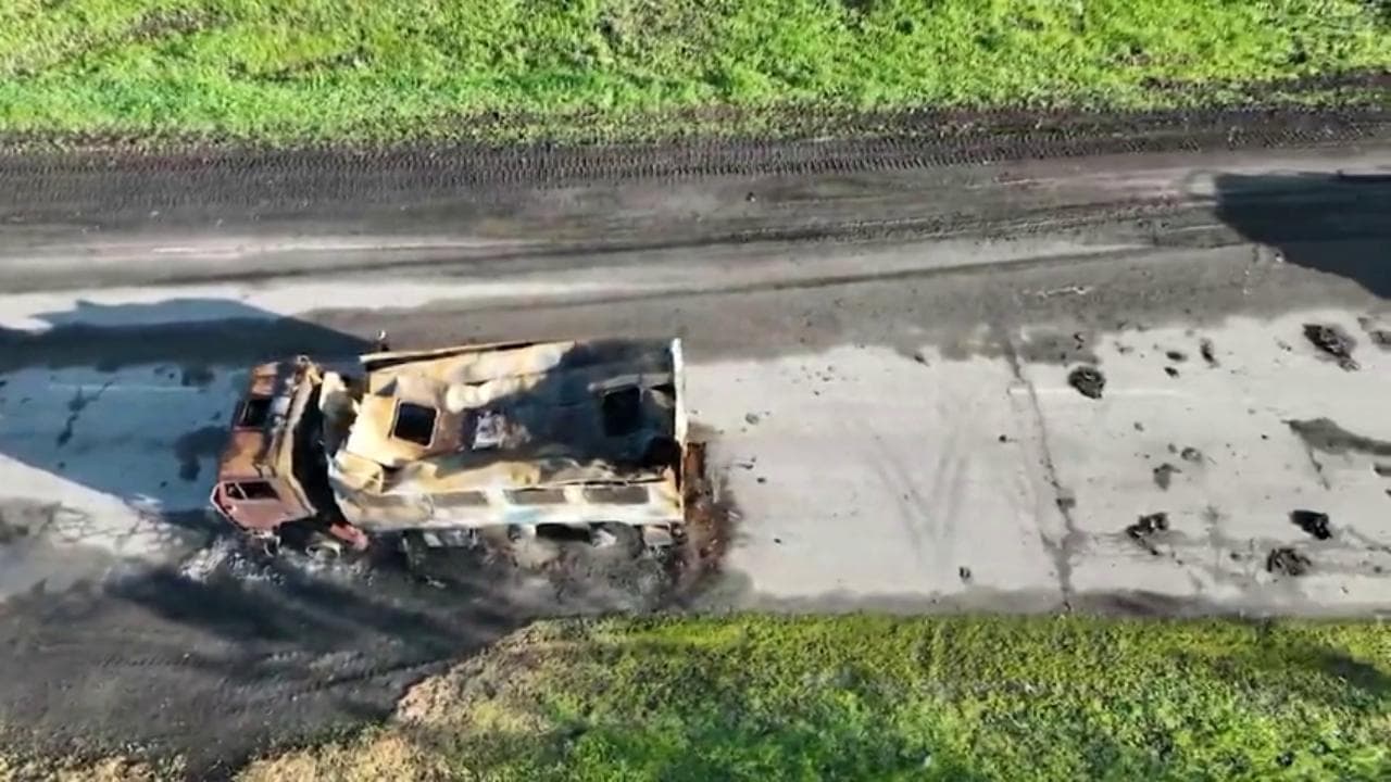 Kharkiv: la colonna di mezzi russi distrutti nell'avanzata ucraina