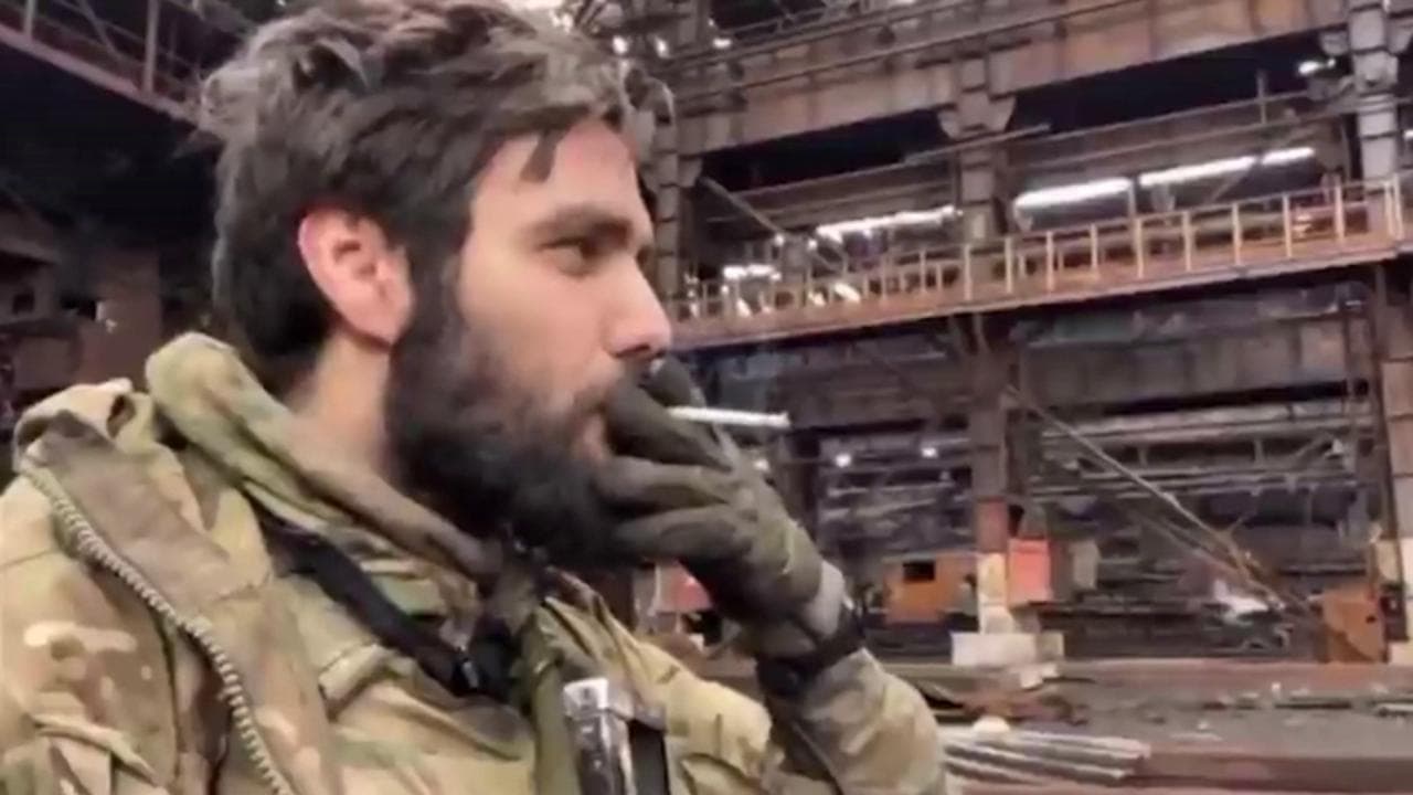 Azovstal: l'"ultima sigaretta" del soldato fra le bombe è il simbolo della fine della battaglia