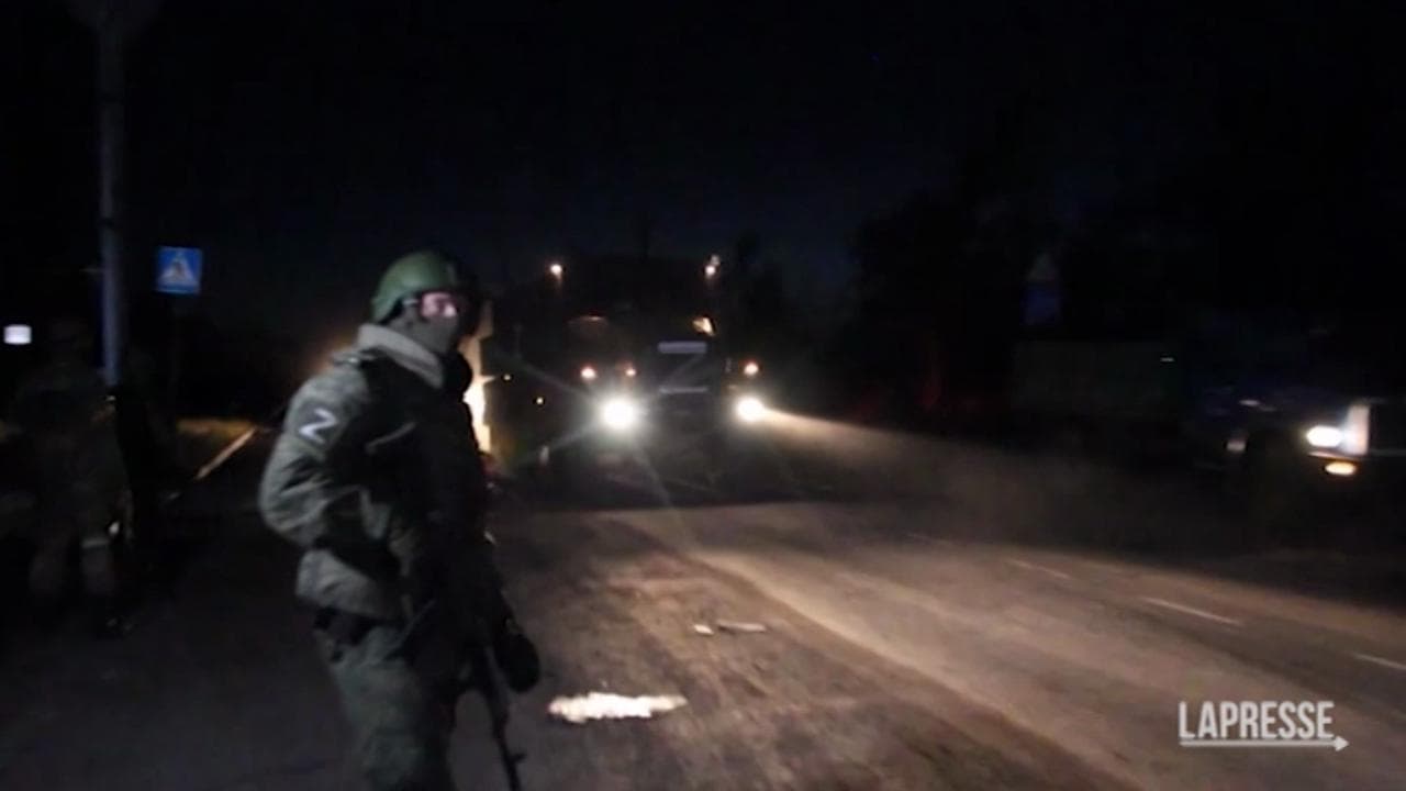 Azovstal, 12 bus con i militari ucraini feriti lasciano l'acciaieria
