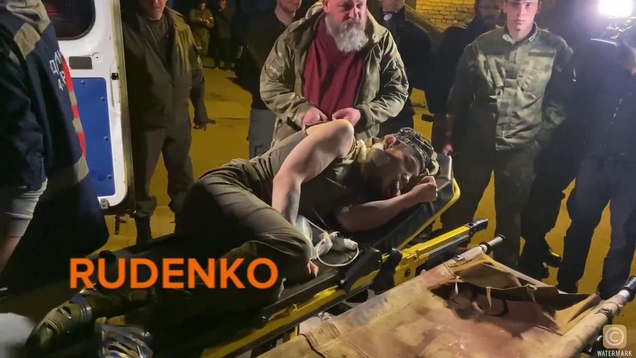 Mariupol, primo militare ferito dell'Azovstal esce in barella dall'acciaieria