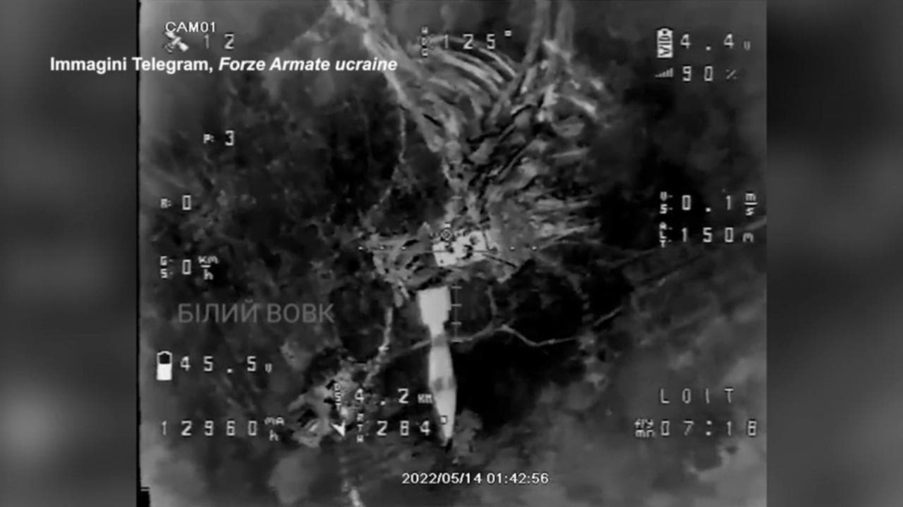 Il drone ucraino individua il tank nemico e sgancia un missile: carro armato russo viene distrutto