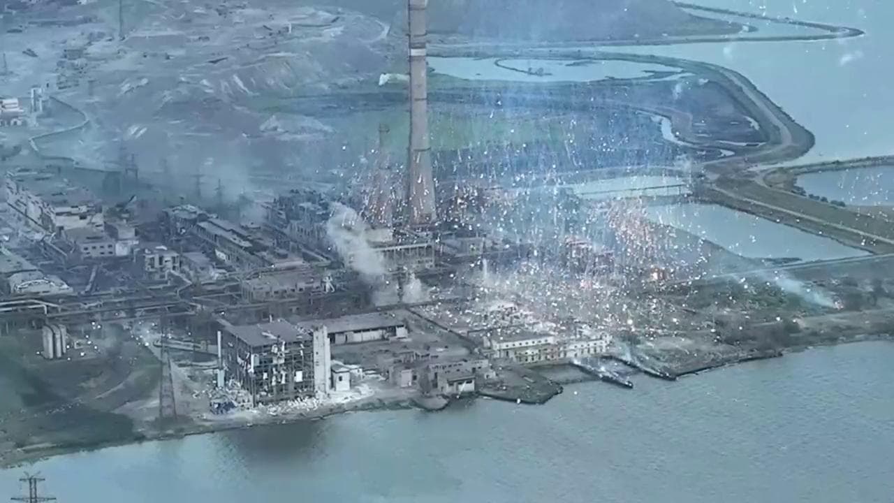 Gli attacchi russi dai cieli e con l'artiglieria sull'acciaieria Azovstal