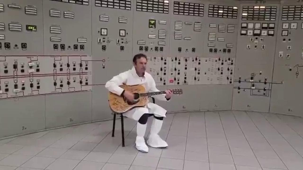 Show nella centrale nucleare: Svyatoslav Vakarchuk canta per  i "difensori, volontari e medici"