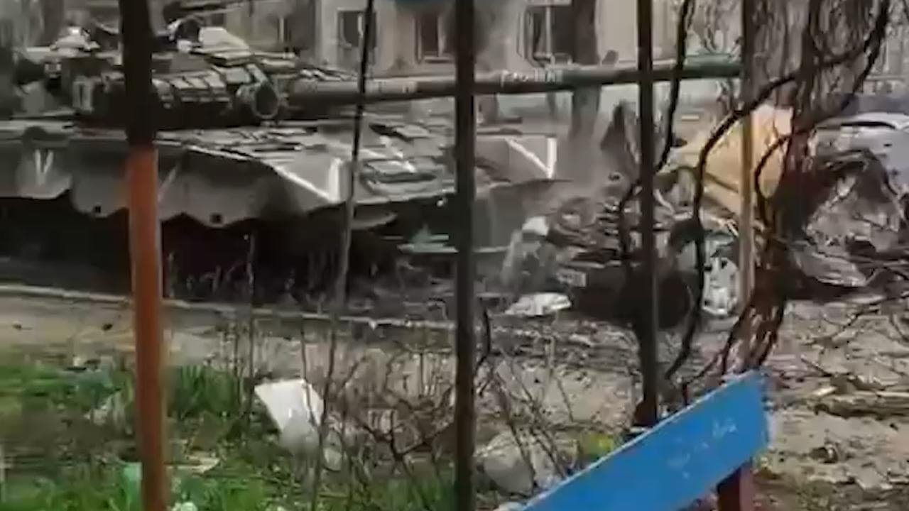 Mariupol, il carrarmato distrugge le auto dei civili parcheggiate sotto i palazzi