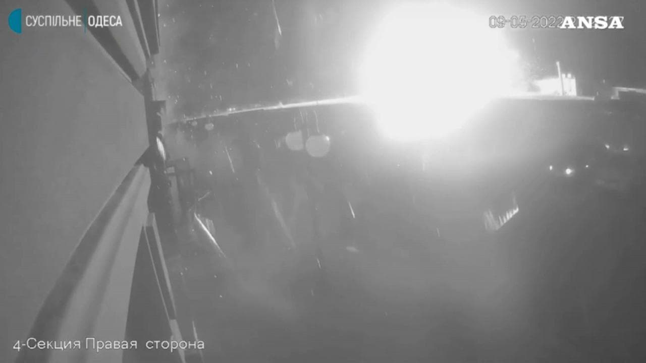 Odessa: il missile colpisce il centro commerciale. Le immagini delle telecamere di sorveglianza