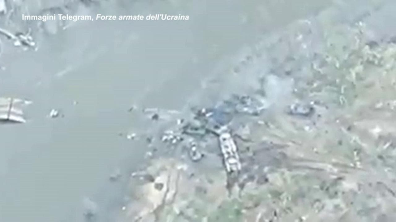 I russi cadono in un'imboscata lungo il fiume: distrutti un ponte mobile e diversi mezzi corazzati