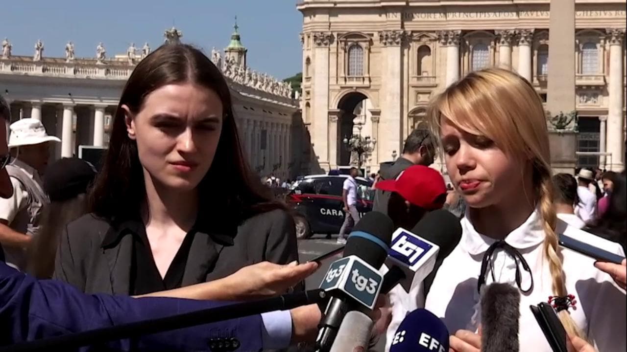 Vaticano, le mogli dei combattenti dentro Azovstal al Papa: "Ci aiuti a riportarli in salvo"