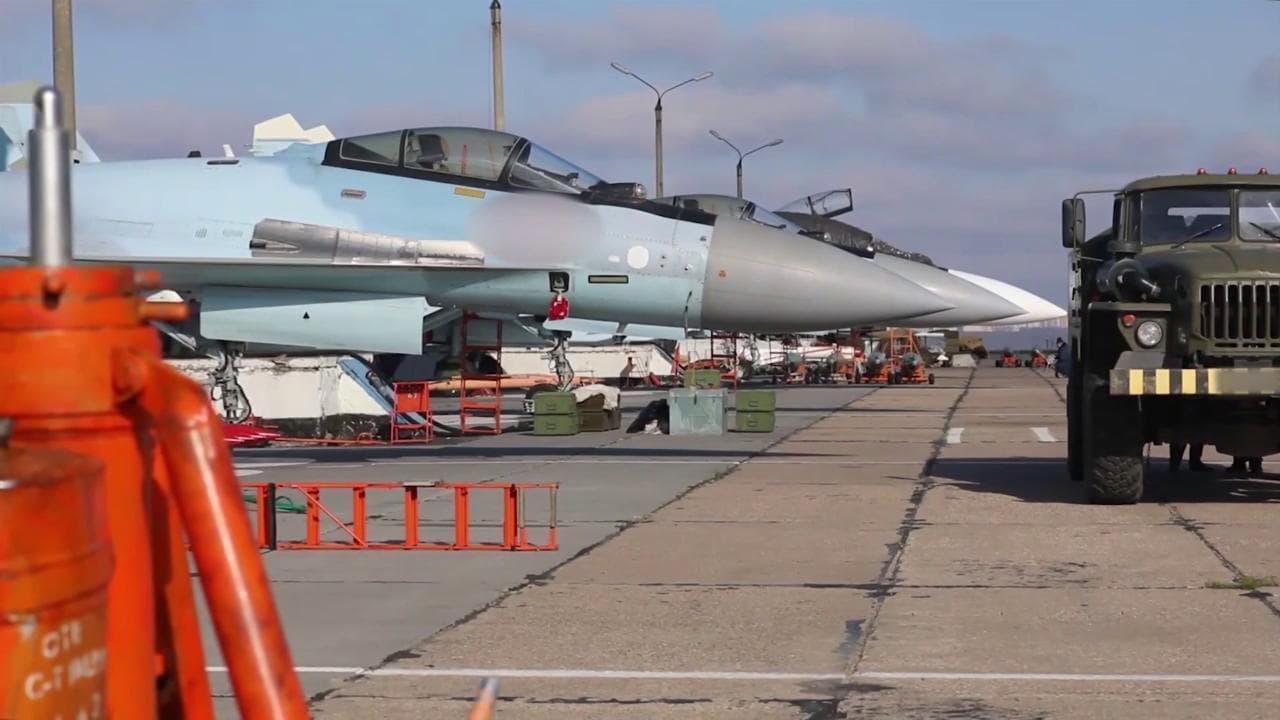 Il ministero della Difesa russo mostra come vengono armati i caccia Su-35S