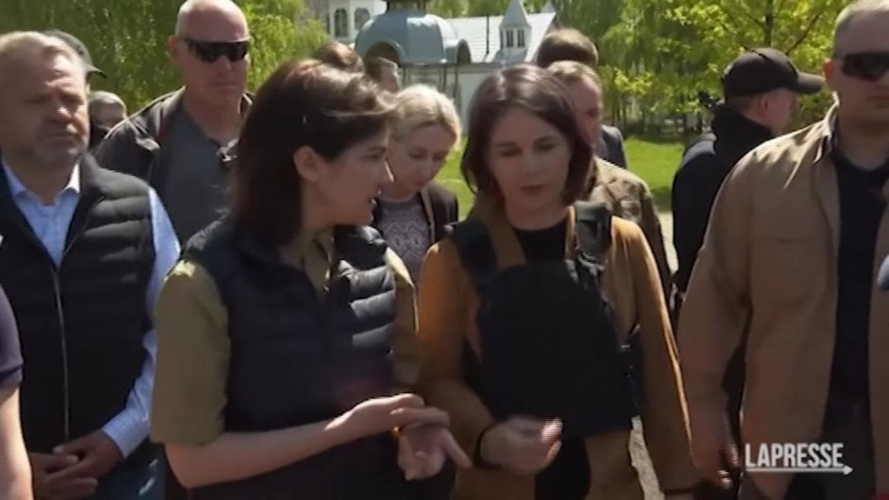 La ministra Baerbock a Bucha, è la prima visita del governo tedesco dall'inizio del conflitto
