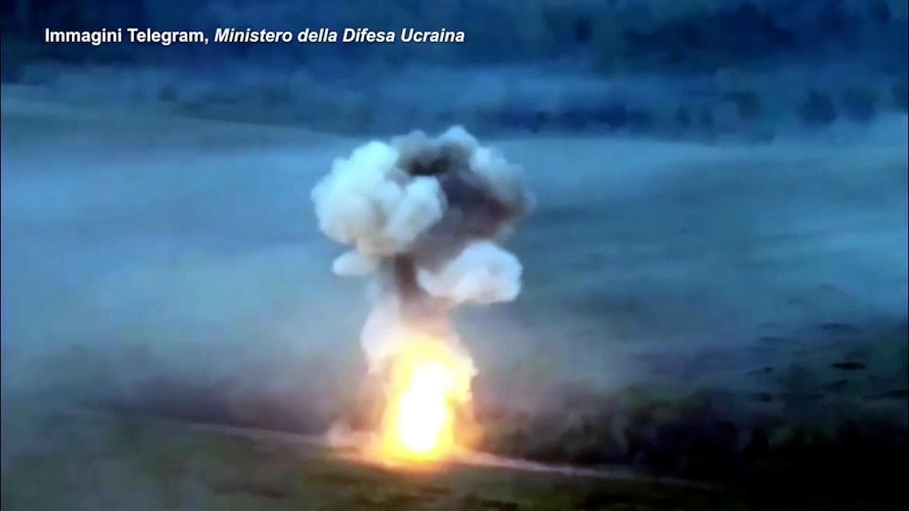 I missili anticarro Javelin colpiscono un carro armato nemico: il tank russo viene distrutto