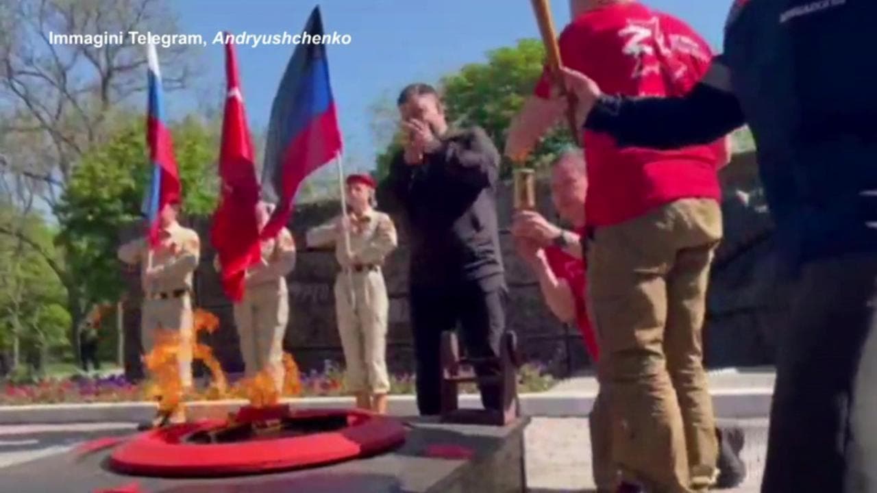 La parata del 9 maggio anche a Mariupol, alla testa del corteo il leader della repubblica di Donetsk