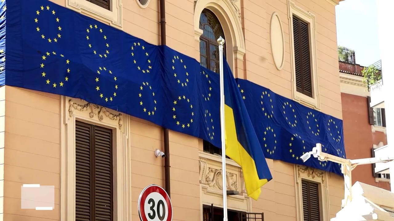 Roma, l'ambasciata ucraina avvolta nelle bandiere europee: "L'abbraccio dell'Ue al nostro Paese"