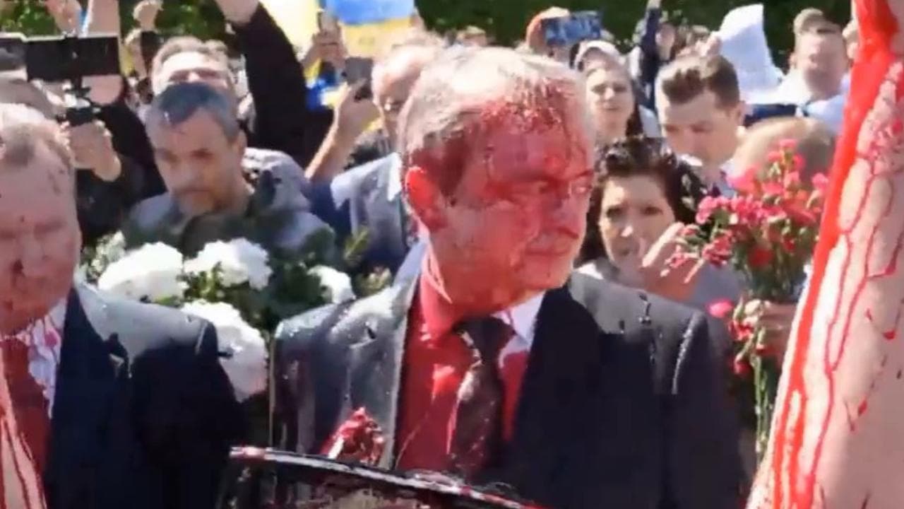 Vernice rossa contro l'ambasciatore russo a Varsavia: l'attimo in cui viene aggredito