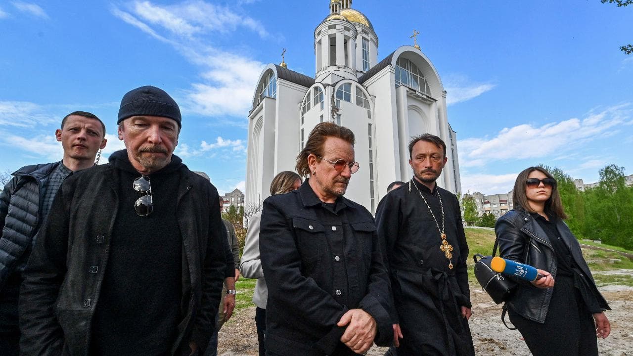 Bono e The Edge degli U2 visitano Bucha e Irpin, teatro dei massacri di civili