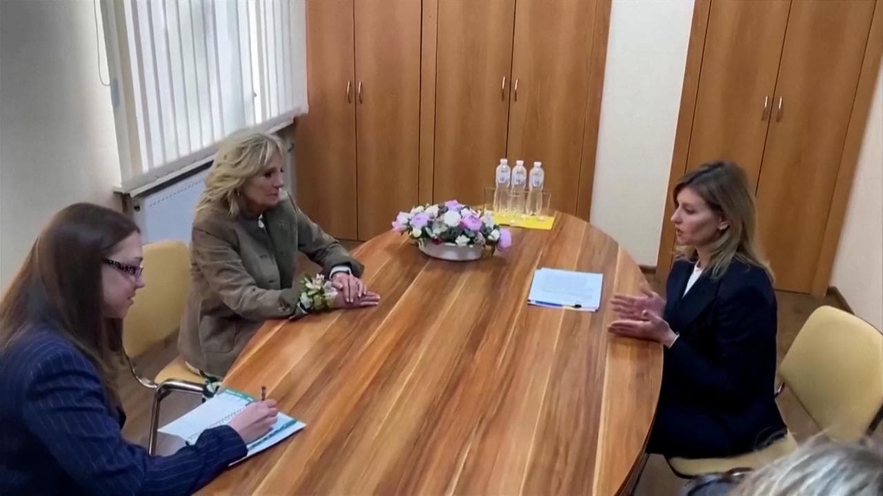 Kiev, l'incontro tra Jill Biden e la first lady ucraina Olena Zelenska
