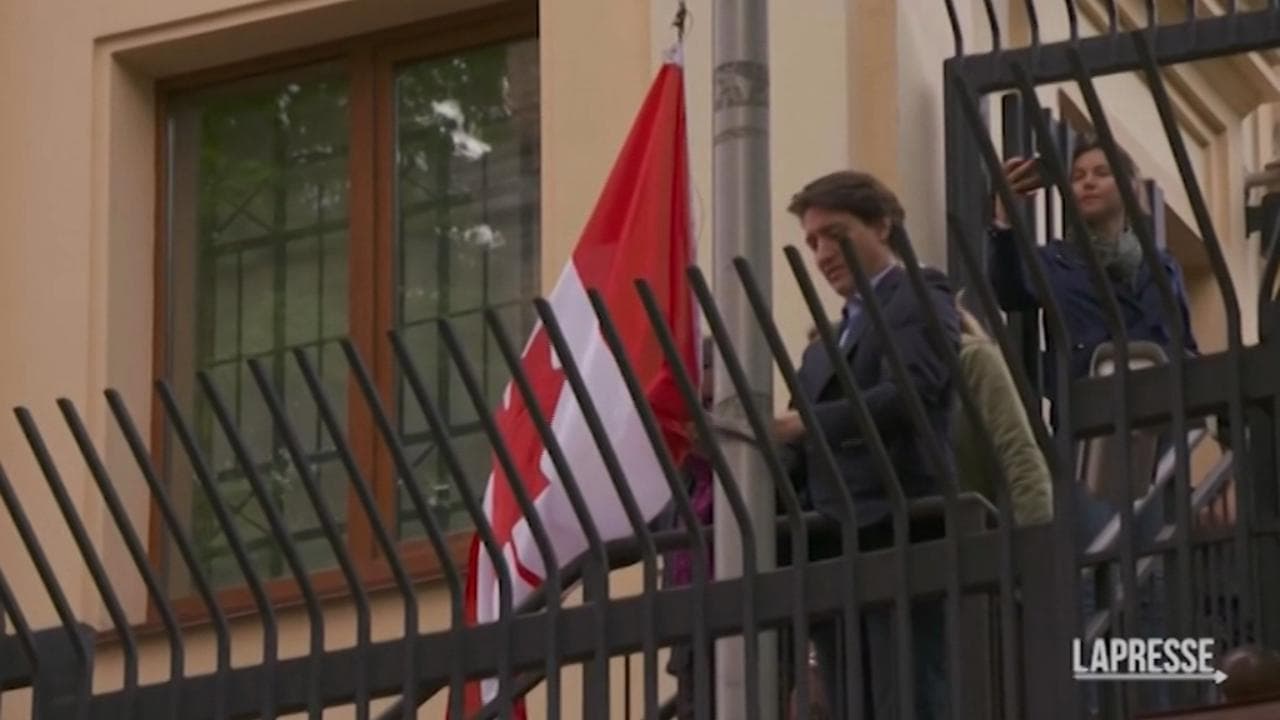 Ucraina, Trudeau issa la bandiera canadese nell'ambasciata a Kiev