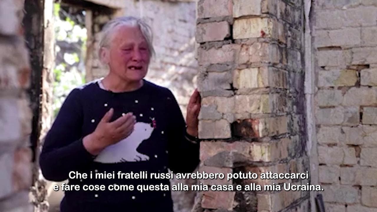 Irpin - Il pianto dell'anziana Zinaida: "I fratelli russi mi hanno strappato la casa e le radici"