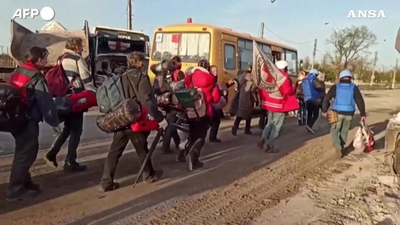 Ucraina - Il  video di Mosca mostra nuovi evacuati dalla Azovstal, Kiev denuncia nuovi attacchi