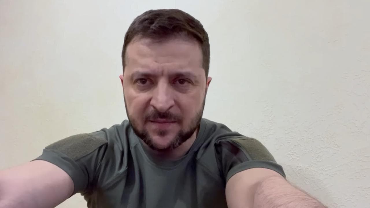 Zelensky: "Evacuati oltre 40 civili dall'acciaieria Azovstal"