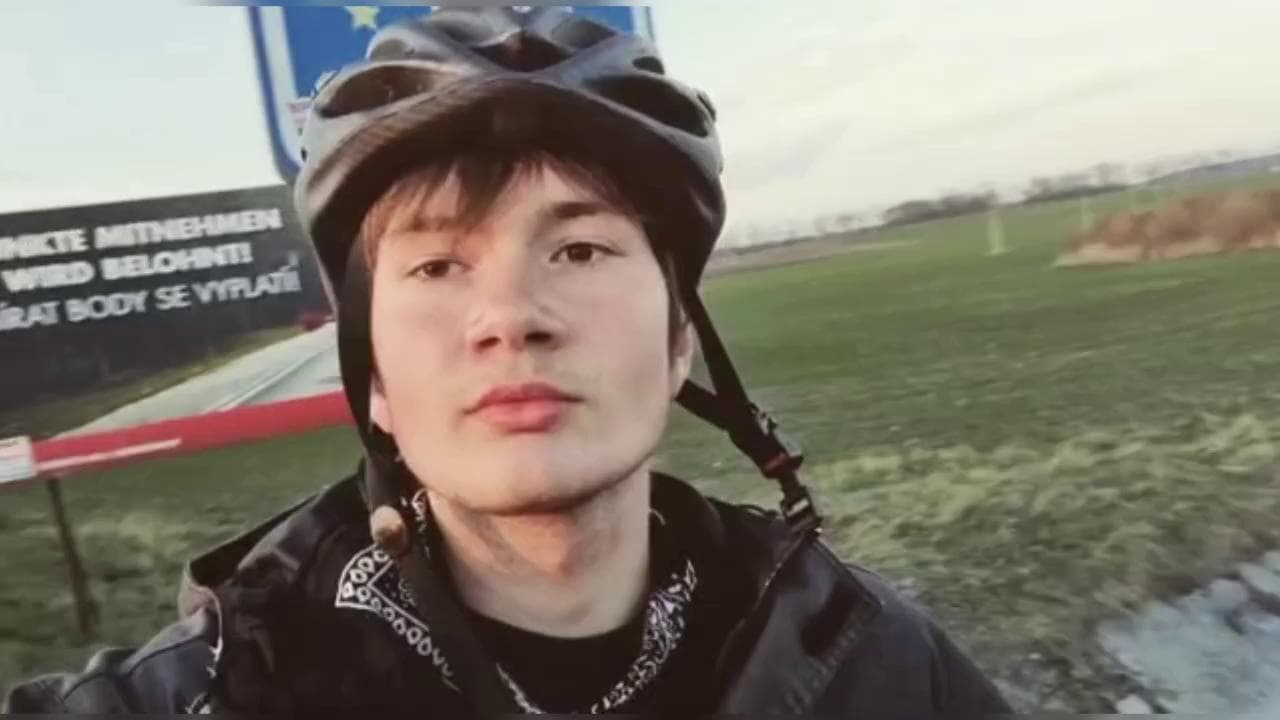 Dall’Italia a San Pietroburgo in bicicletta, il messaggio di Monokov contro la guerra