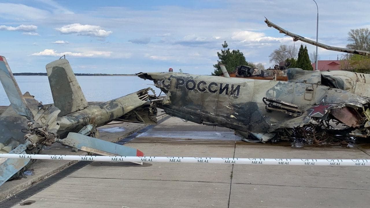Ripescato dal Dnipro l'elicottero russo Mi-35M abbattuto all'inizio della guerra