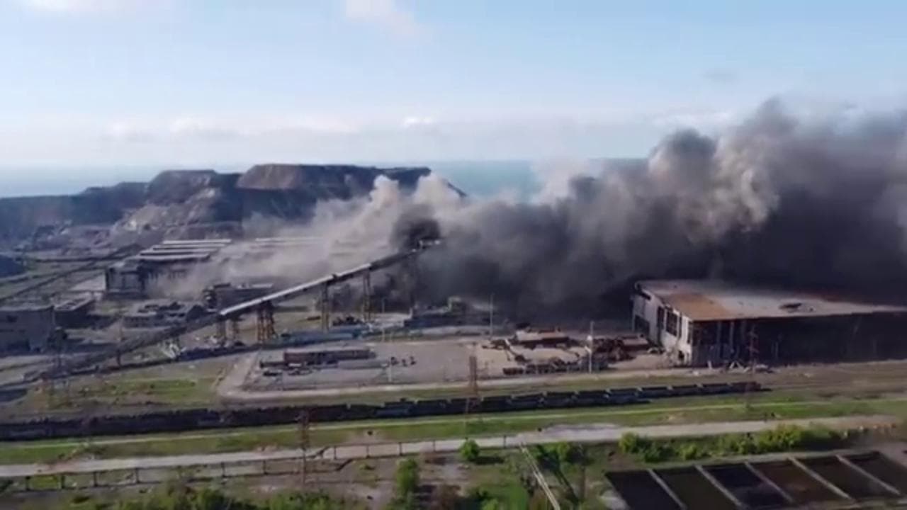 Mariupol, continuano senza sosta i bombardamenti russi su Azovstal: le immagini dal drone