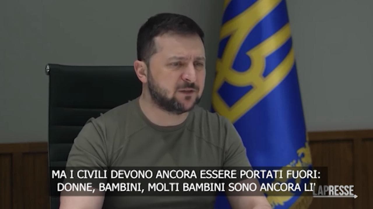 Zelensky: "Nell'acciaieria di Mariupol è l'inferno e ci sono ancora bambini"