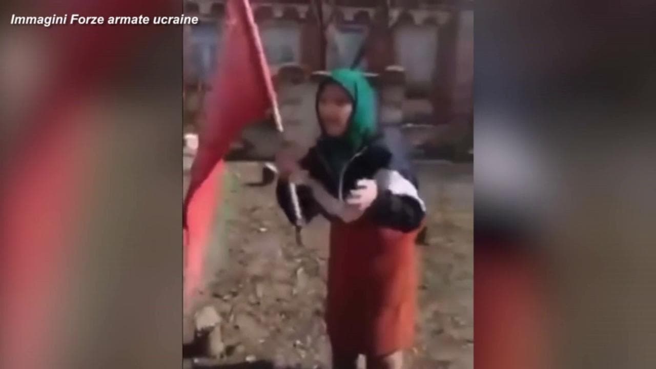 Kharkiv, la nonnina ucraina diventata eroina dell''operazione speciale' di Putin va incontro ai soldati con la bandiera rossa